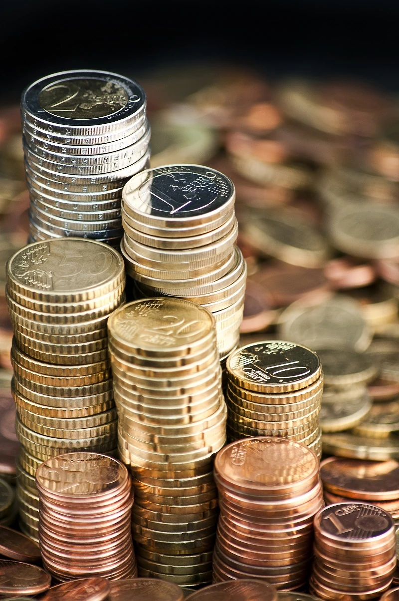 Na zdjęciu widać monety ustawione w stosiki jedne na drugich mające obrazować jak dużą będzie renta wypadkowa i powypadkowa.