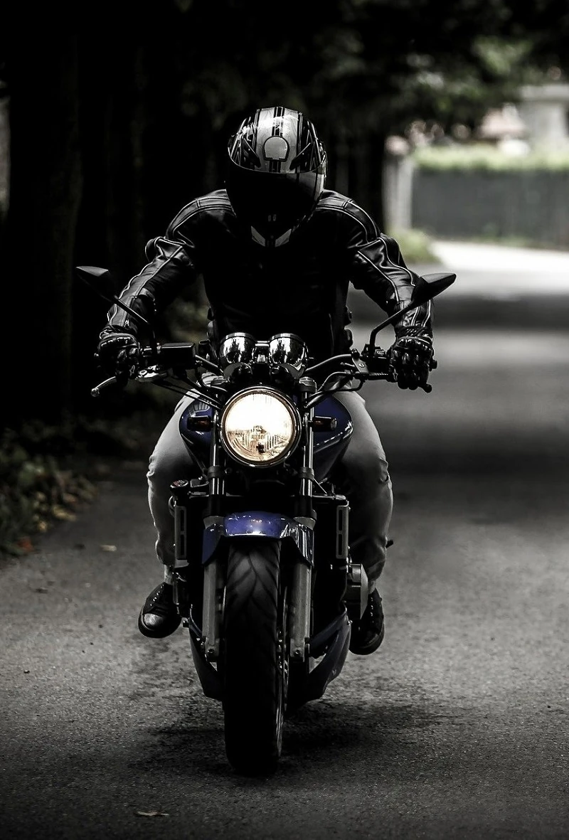 Na zdjęciu widać motocykliste który jedzie na wprost nie zastanawiając się ile masz czsu na odszkodowanie.