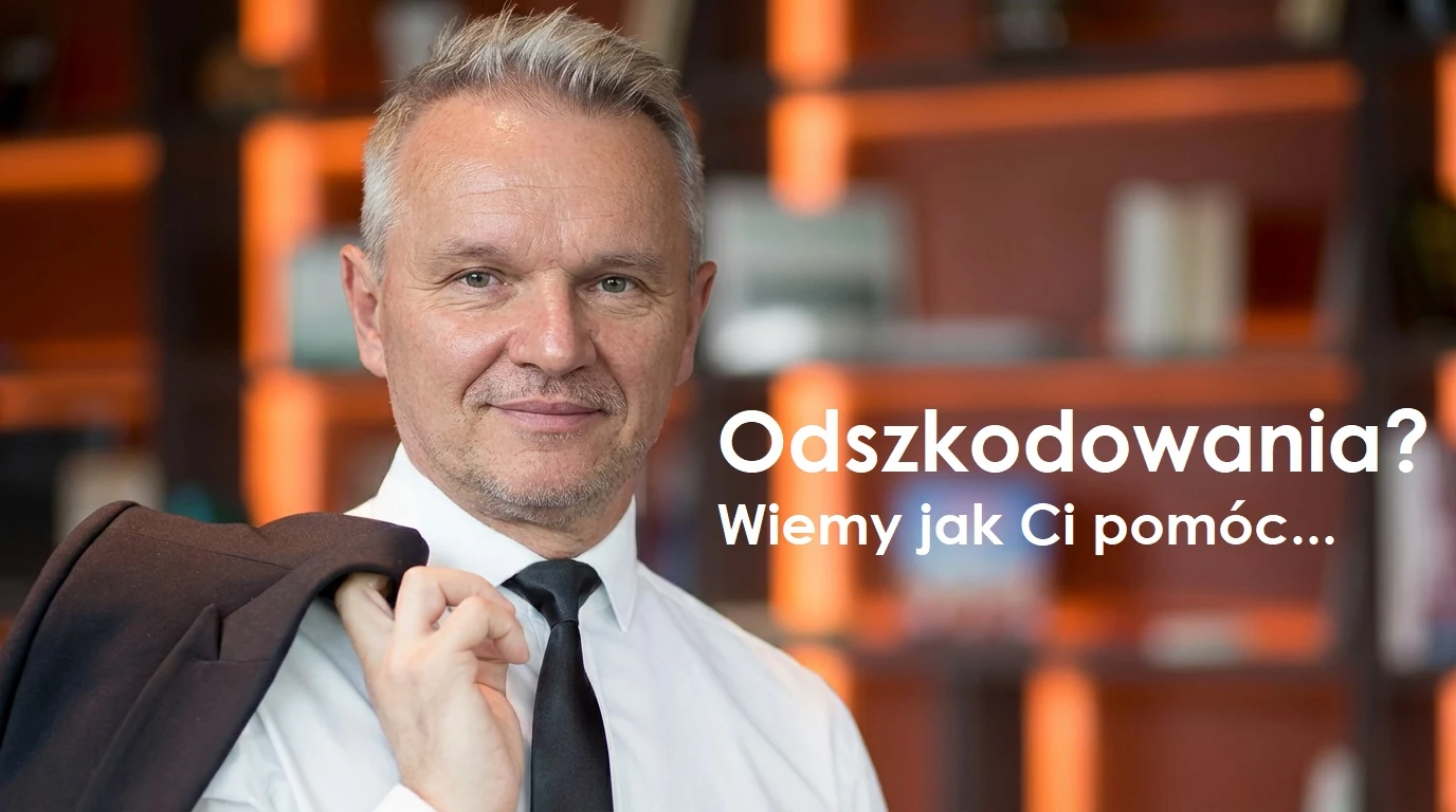 kancelarie-odszkodowawcze-kro24 Na zdjęciu widać uśmiechniętego mężczyznę który ma przewieszoną marynarkę przez ramię i myśli o tym czym są kancelarie odszkodowawcze kro24
