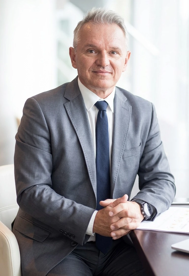 Na zdjęciu widać przedstawiciela kancelarii odszkodowawczej który reprezentuje firmę odszkodowania Poznań