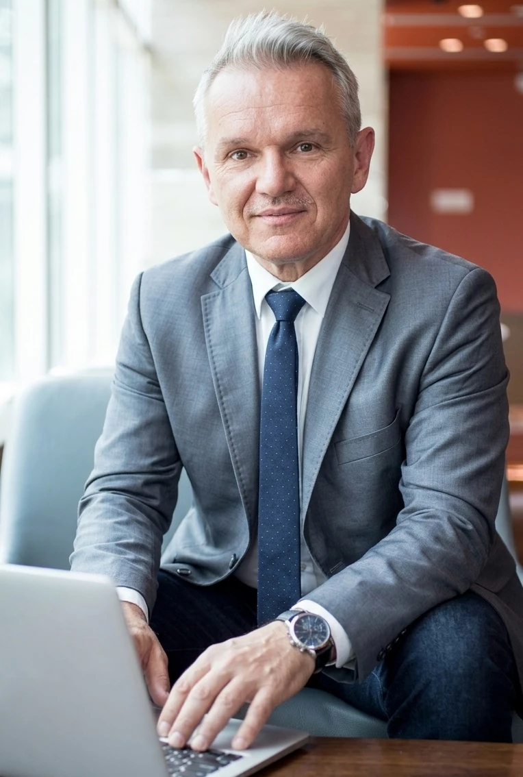 Na zdjęciu widać prawnika z kancelarii odszkodowawczej który myśli gdzie są odszkodowania Głogów.