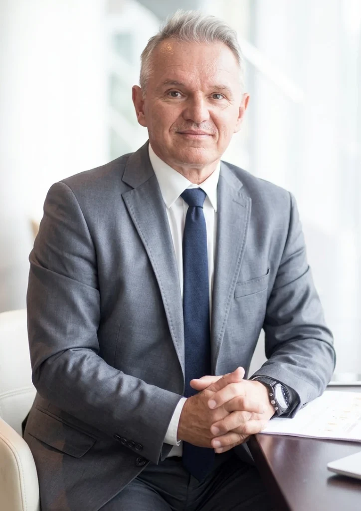 Na zdjęciu prawnik z kancel;arii odszkodowawczej jest gotowy do pokazania gdzie znajdują się Odszkodowania Wałbrzych
