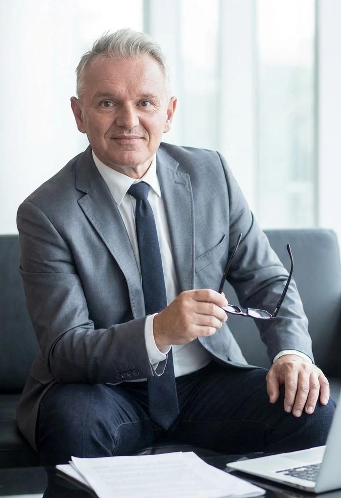 Na zdjęciu widać prawnika z firmy Odszkodowania Grudziądz jak czeka na telefon od klienta.