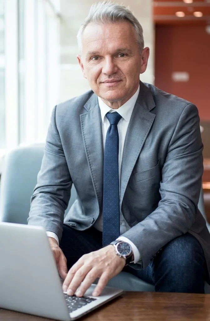 Na zdjęciu mecenas patrząc w obiektyw myśli gdzie jest firma Odszkodowania Rybnik
